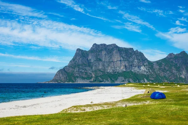 Пляж Утаклеев на Лофотенских островах в Норвегии — стоковое фото