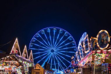 Dönme belgili tanımlık Noel çarşı içinde Rostock, Almanya