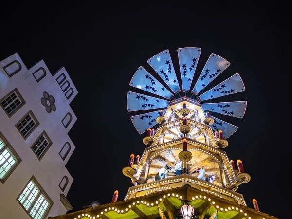 Pyramid på julmarknaden i Rostock, Tyskland — Stockfoto