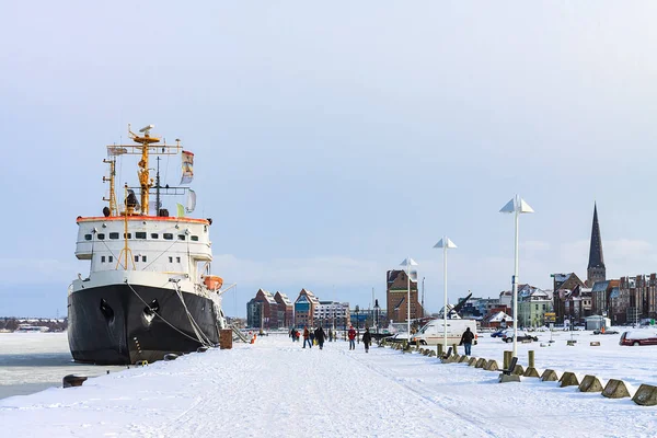 Horario de invierno en el puerto de Rostock, Alemania —  Fotos de Stock