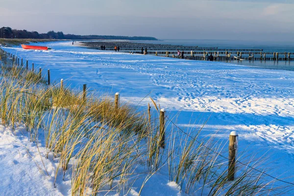 Inverno sulla costa del Mar Baltico a Zingst, Germania — Foto Stock