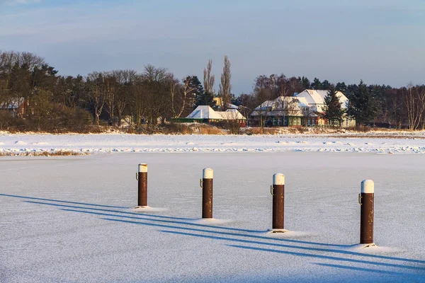 Invierno con nieve en el puerto de Prerow, Alemania — Foto de Stock