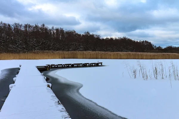 Hiver avec neige sur un lac à Prerow, Allemagne — Photo