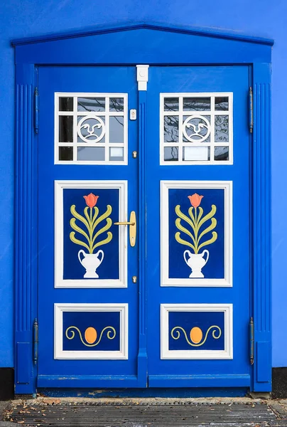 Traditional door on a building — Stock Photo, Image