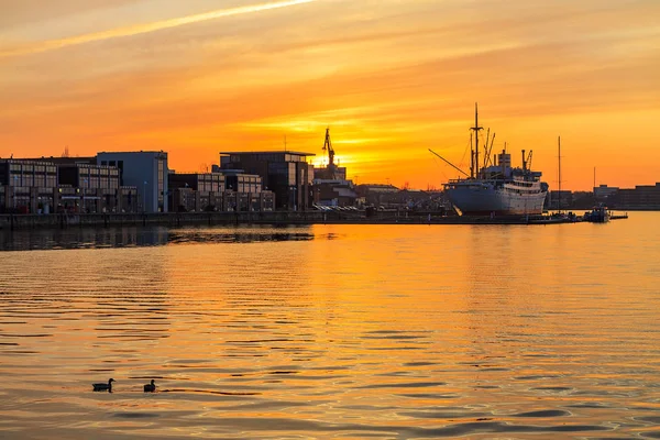 Pôr do sol no porto da cidade de Rostock, Alemanha — Fotografia de Stock