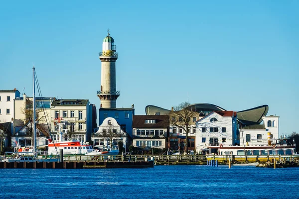 Edificios, faro y cielo azul en Warnemuende — Foto de Stock