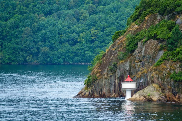 Vista sul Lyngdalsfjord con faro in Norvegia — Foto Stock