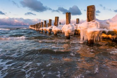 Kış zamanında Baltık Denizi kıyısında groyne