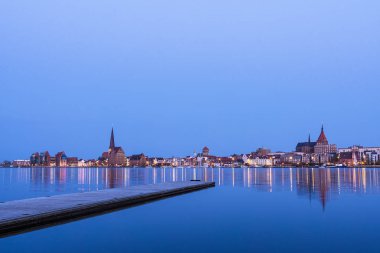 Warnow nehrinin üzerinden Almanya, Rostock 'a bakın.