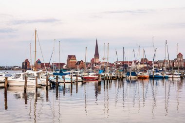 Warnow nehrinin üzerinden Almanya, Rostock 'a bakın.
