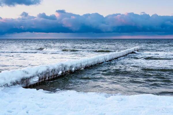 Groyne på stranden av Östersjön i vintertid — Stockfoto