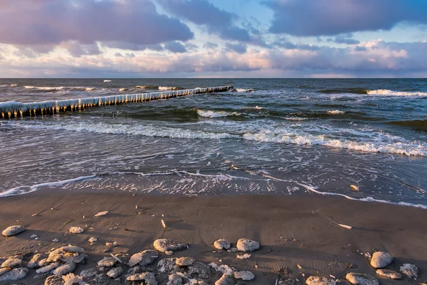 Groyne på stranden av Östersjön i vintertid — Stockfoto