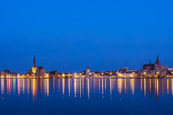 Vista sobre el río Warnow a Rostock, Alemania — Foto de Stock