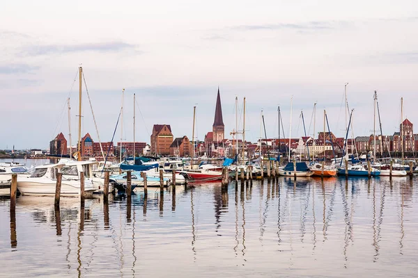 Vue sur la rivière Warnow à Rostock, Allemagne — Photo