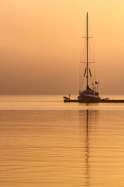 Soluppgång i staden hamnen i Rostock, Tyskland — Stockfoto