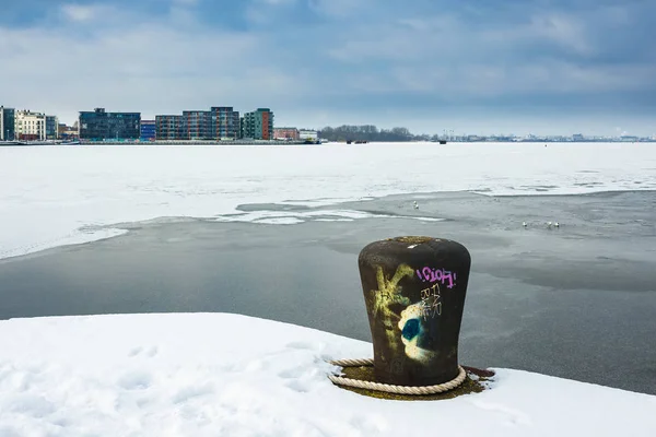 Horario de invierno en el puerto de Rostock, Alemania — Foto de Stock