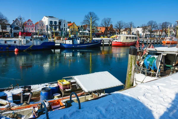 Barcos pesqueros en el puerto de Warnemuende, Alemania — Foto de Stock