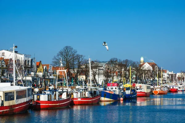 Barcos pesqueros en el puerto de Warnemuende, Alemania — Foto de Stock