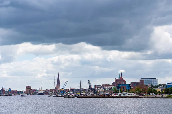 Vista sobre o rio Warnow para Rostock, Alemanha — Fotografia de Stock