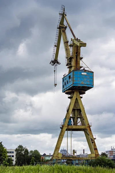 Met het oog op een kraan in Rostock, Duitsland — Stockfoto