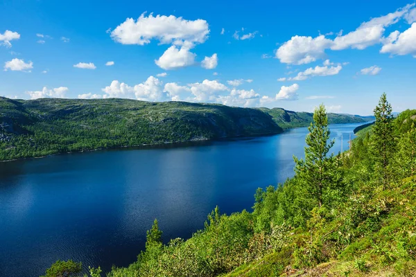 Vista para o fiorde Varangerfjord em Kirkenes, Noruega — Fotografia de Stock