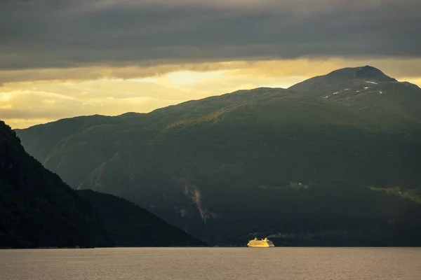 Vista sullo Storfjord con montagne in Norvegia — Foto Stock