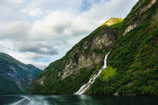 Met het oog op de geirangerfjord in Noorwegen — Stockfoto