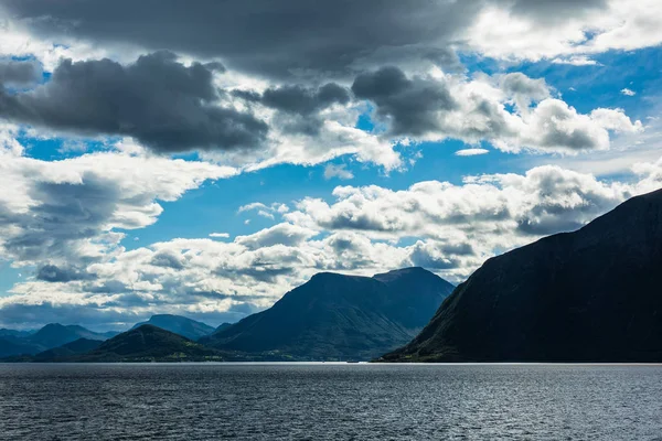 Met het oog op de Storfjord met bergen in Noorwegen — Stockfoto