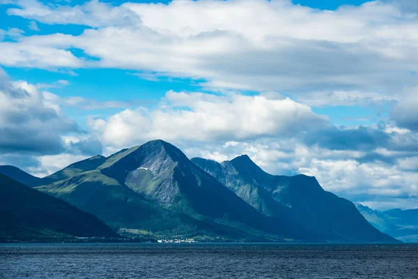 Norveç'te Dağları ile Storfjord için görüntüleyin — Stok fotoğraf