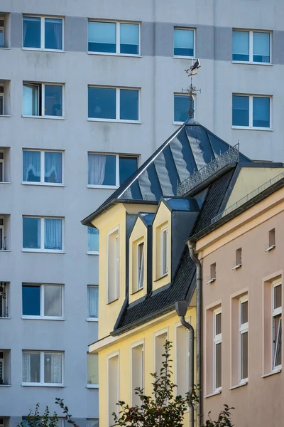 Edifício moderno na cidade Rostock, Alemanha — Fotografia de Stock