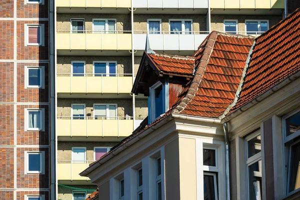 Modern épület a városban Rostock, Németország — Stock Fotó