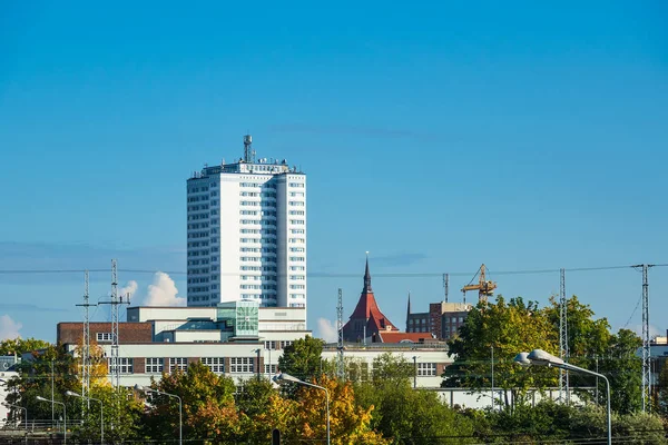 Edificio moderno en la ciudad Rostock, Alemania —  Fotos de Stock