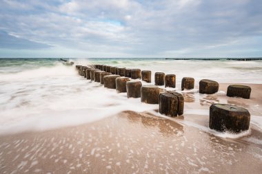 Baltık Denizi kıyısında groynes