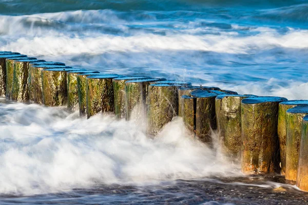 Groynes op de kust van de Baltische Zee — Stockfoto