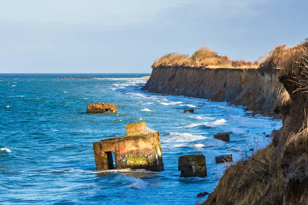 Bunker na costa do Mar Báltico em um dia tempestuoso — Fotografia de Stock