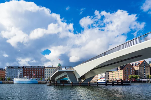 Мост и здания в городе Копенгаген, Дания — стоковое фото