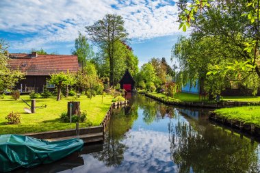 Evler Spreewald bölgesinde Almanya ile manzara
