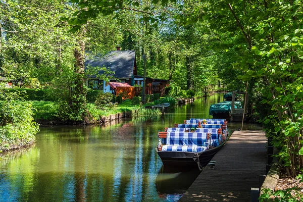 Landschaft mit Binnenschiff im Spreewald, Deutschland — Stockfoto