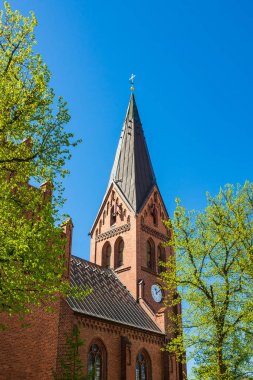 Kilise ile mavi gök Warnemuende, Almanya