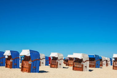 Warnemuende, Almanya'da Baltık Denizi kıyısında plaj sandalyeleri