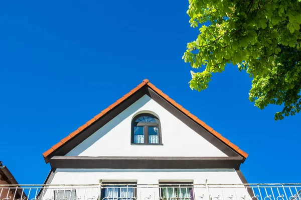 Edificio con cielo azul en Warnemuende, Alemania — Foto de Stock