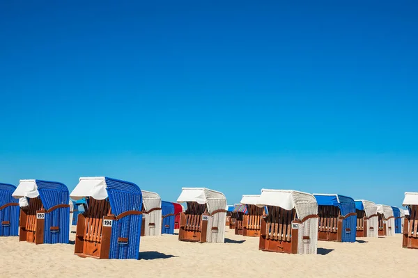 Sedie da spiaggia sulla costa del Mar Baltico a Warnemuende, Germania — Foto Stock