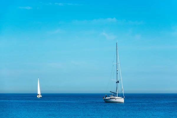 Segelbåtar på Östersjön i Warnemuende, Tyskland — Stockfoto