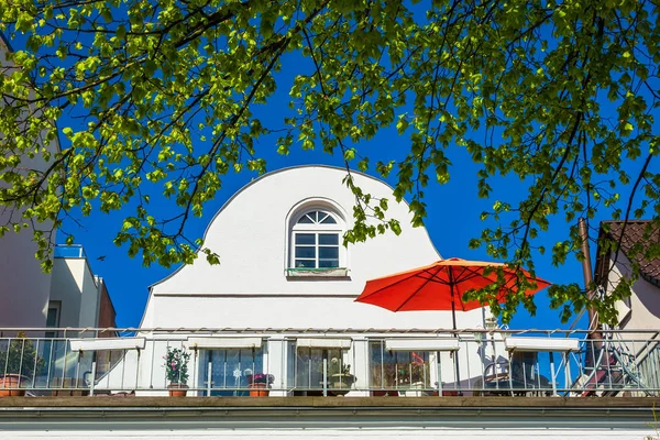 Edificio con cielo azul en Warnemuende, Alemania — Foto de Stock