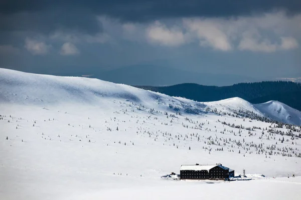 チェコ共和国の巨人山脈で雪と冬 — ストック写真