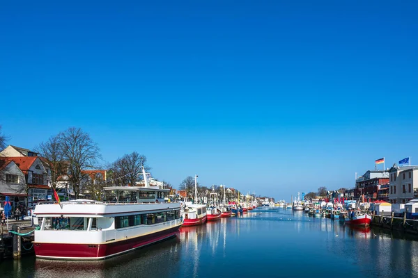 Warnemuende, 독일에서 겨울 시간에 낚시 보트 — 스톡 사진