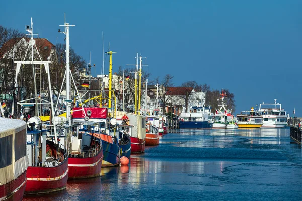 Barcos de pesca en invierno en Warnemuende, Alemania — Foto de Stock