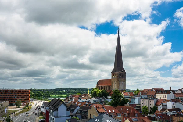 Vista a una iglesia y edificios en Rostock, Alemania —  Fotos de Stock