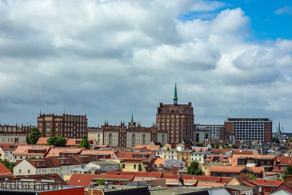 Vista para edifícios históricos em Rostock, Alemanha — Fotografia de Stock