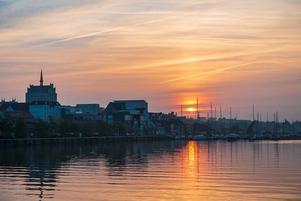 Puesta de sol en el río Warnow en la ciudad Rostock, Alemania — Foto de Stock